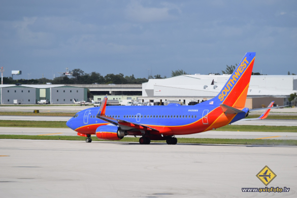 Boeing 737-7H4